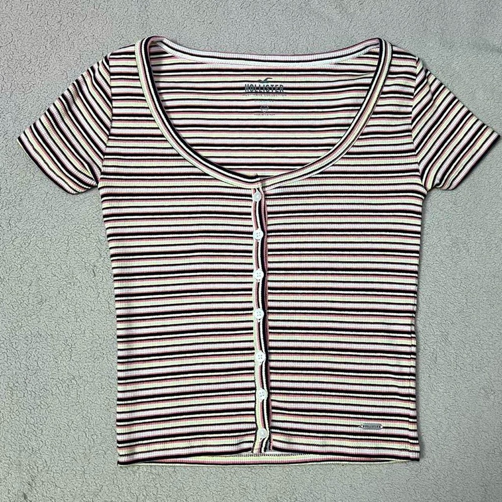 Striped cropped tee with buttons